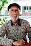 ÖZÜRLÜ ÇOCUKLARINA BAKAN ADAMIN DAĞDAN TOPLADIĞI OTLAR İŞGALİYE ÜCRETİNE YETMİYOR Topladığı otları pazarlarda satarak özürlü çocuklarına bakmaya çalışan yaşı adamın