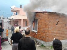 Balıkesir’in Burhaniye ilçesinde, akşamüzeri çıkan yangın korkuya neden oldu.  