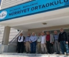 40 yıl sonra bir araya geldi Burhaniye ilçesinde, Hürriyet 0rtaokulu Müdürü Karanfil Bilgin, 40 yıl önceki