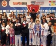 Balıkesir’in Burhaniye ilçesinde, 4. Kulüpler Avrupa Şampiyonasına katılan tekvandocular, 5