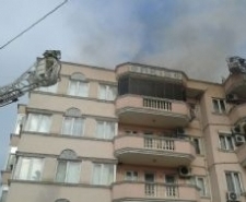 Yalıtım yaparken çatıyı yaktılar Bir binanın çatı yalıtımı yapılırken çıkan yangında maddi hasar meydana
