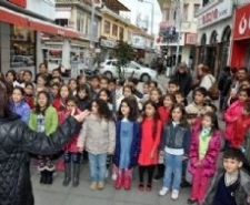 ZEYTİN ÇEKİRDEKLERİ’ NDEN YENİ YIL KONSERİ Ayvalık’ta Zeytin Çekirdekleri “Yeni yıl konseri” verdi. Talatpaşa Çarşısındaki konserde