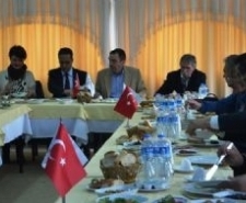 BAŞKAN GENÇER MAHALLE MUHTARLARIYLA BİR ARAYA GELDİ Balıkesir’in Ayvalık ilçesinde, Ayvalık Belediye Başkanı Rahmi Gençer, ilçede görev