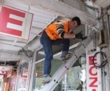 Burhaniye’de elektrik şebekesi yer altına alınıyor Burhaniye ilçesinde, elektrik şebekesinin yer altına alınması çalışmaları devam ederken,