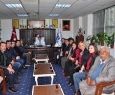 YENİ MUHTARLARDAN BAŞKAN KAMİL SAKA’YA ZİYARET Edremit ilçesinde geçtiğimiz hafta sonu yapılan ara seçimlerle göreve gelen