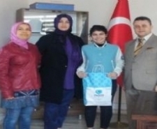 Kompozisyon yarışmasında ikinci oldu Liseler arası kompozisyon yarışmasında dereceye giren Demir, okul Müdürü Bayram