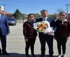 Vali Yazıcı öğrenciler ile kitap okudu. Edremit Kaymakamı Ali Sırmalı,