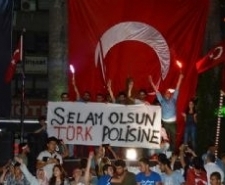 EDREMİT 7’DEN 70’E DEMOKRASİ NÖBETİNDE Edremit'de darbe girişimine karşı 15 Temmuz gecesinden buyana sokaklara dökülen
