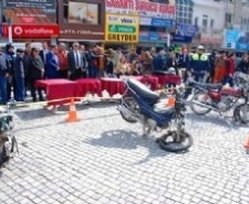 POLİS’TEN İBRETLİK SERGİ ÖLÜMLÜ KAZALARA KARIŞAN MOTORLARI SERGİLEDİLER