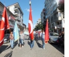 ÜLKÜCÜLERDEN ÇİN TEPKİSİ Edremit Ülkü Ocakları Başkanı Halil Görmen, Çin’in Şincan Uygur özerk