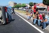 TIR’ın çarptığı otomobilde bulunan 2 kişi yaralandı. Kazayı ucuz atlatan