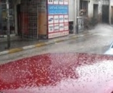 Balıkesir’in Edremit ilçesinde öğle saatlerinde başlayan sağanak yağmur, ardından yağan