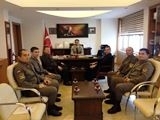 JANDARMANIN DEV BAŞARISINA KAYMAKAM YAVUZ’DAN ANLAMLI ÖDÜL Balıkesir’in Gömeç ilçesinin Hacıoğlu Mahallesinde; geçtiğimiz aylarda domuzların öldürdüğü iddia