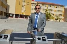 Okul giriş çıkışlarına turnike kondu 