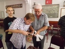 DENİZLİ HOROZU, EDREMİT GÜVERCİNİ İLE ANILACAK Balıkesir’in Edremit İlçesinde faaliyet gösteren, Edremit Kanarya ve Güvercin Sevenler