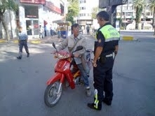 TRAFİK POLİSİNDEN KAÇAN SÜRÜCÜLER, HEDİYE KASKTAN OLDULAR. Balıkesir’in Edremit ilçesinde trafik polisinden kaçan sürücüler, kastan oldular.İlçe Trafik