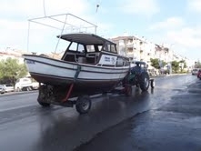 CADDEDEN GEÇEN TEKNE KIRMIZI IŞIKTA DURMADI Balıkesir’in Ayvalık ilçesinde, özel bir firmaya ait yat çekek yerinde