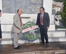 ENGELLİLER ATATÜRK ANITINA ÇELENK KOYDU. Balıkesir’in Edremit ilçesinde Edremit İşitme Engelliler Derneği, 3 Aralık Dünya