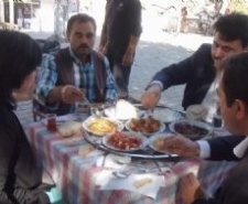 BAŞKANI KÖY HALKI YEMEK YAPARAK KARŞILADI Balıkesir’in Havran Belediye Başkanı Emin Ersoy, her hafta mahalle ziyaretleri
