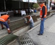 YAĞMUR SUYU KANALLARI TEMİZLENİYOR Balıkesir’in Burhaniye Belediyesi Temizlik İşleri Müdürlüğü ekipleri daha temiz bir