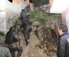 AYVALIKTAKİ UYUŞTURUCU OPERASYONUNA 12 TUTUKLAMA Balıkesir’in Ayvalık ilçesinde, Ayvalık Cumhuriyet Başsavcılığının talimatıyla; Balıkesir Kaçakçılık ve