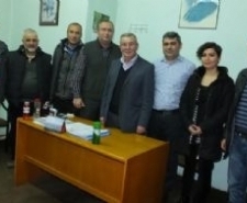 BURHANİYE’ DE ÇİFTÇİLERE KOMŞUDAN GÜBRE UYARISI Balıkesir’in Burhaniye ilçesinde, bir gübre firmasının Yunanlı Müdürü Pechlivanidis Elexandros,