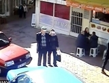 Balıkesir’in Edremit ilçesinde, bankadan maaşını çeken yaşlı adam, düzmece kavgayı