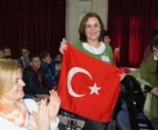 YABANCI KONUKLARA COŞKULU KARŞILAMA Balıkesir’in Burhaniye ilçesinde, Kemer Mesleki Teknik ve Anadolu Lisesi’nde Farklı