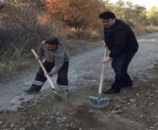 Başkan hem denetledi, hem de kazma küreği eline alarak alın teri döktü Havran Belediye Başkanı Emin Ersoy sorumluluk alanındaki projeleri çalışma alanlarında