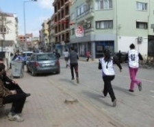 GÖMEÇ’ DE GELENEKSEL ORYANTİRİNG YARIŞMASINA 900 SPORCU KATILDI Balıkesir’in Gömeç ilçesinde, bu yıl dördüncüsü düzenlenen geleneksel Oryantiring Yarışması’na