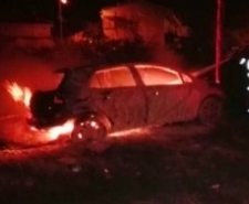 Burhaniye ilçesinde park halindeki otomobil yanarak kullanılamaz hale geldi. Edinilen
