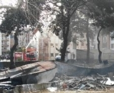 Sökümü yapılan zift tankı alev aldı Edremit ilçesinde zift tankı alev aldı. Edinilen bilgilere göre, İstasyon