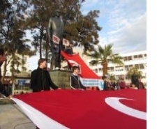 AYVALIKLI ÜLKÜCÜLER HOCALI VE ÖZGECAN İÇİN MEYDANA İNDİ Balıkesir’in Ayvalık ilçesinde, Ayvalık Ülkü Ocakları’na bünyesindeki ülkücü ve milliyetçiler