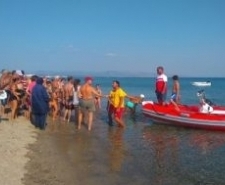 Rüzgarın etkisiyle sürüklenmeye başlayan baba ve kızını itfaiye ekipleri kurtardı.