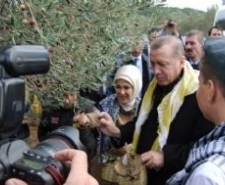 Cumhurbaşkanı Recep Tayyip Erdoğan, Balıkesir’in Burhaniye ilçesinde eşi Emine Erdoğan’la