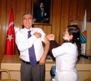 BURHANİYE’DE KAYMAKAMA AŞI Balıkesir’in Burhaniye ilçesinde, domuz gribine karşı risk gruplarının aşılamaları tamamlanırken,