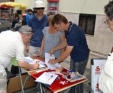 AYVALIK İŞÇİ PARTİSİNDEN İMZA MASASI” Balıkesir’in Ayvalık ilçesinde, İşçi Partisi İlçe Başkanlığı kurduğu imza masasında