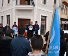 AYVALIKLI ÜLKÜCÜLERDEN FIRAT ÇAKIROĞLU İÇİN GIYABİ CENAZE NAMAZI İzmir Ege Üniversitesi’nde karşıt görüşlü öğrenciler arasında çıkan kavgada bıçaklanarak