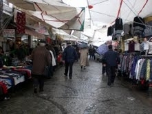 SOĞUK VE YAĞMUR, PAZARCI ESNAFINIDA VURDU Balıkesir’in Ayvalık ilçesinde önceki gün yapmaya başlayan yağmur iki gündür