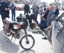 TRAFİK KAZASI BİR YARALI KAZA YERİ SİNEMA SALONUNA DÖNDÜ
