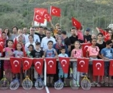 TENİS TURNUVASI ŞEHİTLERE ADANDI Edremit Belediyesi ve Afrodit Tenis Kulübü tarafından düzenlenen 11-19 tarihleri