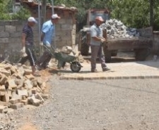 ORTAOBA’YA BELEDİYE ELİ DEĞDİ dremit’e bağlı Ortaoba Mahallesi’nde yıllardır toz ve çamur içerisinde kalan