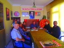  Balıkesir’in Edremit ilçesinde yağmur nedeniyle kayganlaşan yolda kamyon ve kamyonet