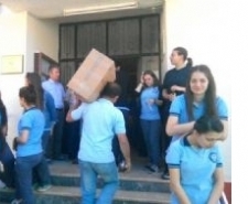 BAĞIŞLANAN KİTAPLAR LİSELERE TESLİM EDİLDİ Balıkesir’in Edremit ilçesinde ilçe belediyesi tarafından bağış severlerden toplanan edebi