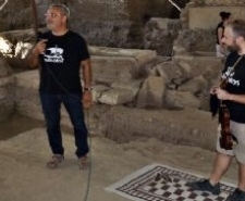 Kazma kürek sesine, klasik müzik notaları karıştı Balıkesir’in Edremit ilçesinde bir süredir devam eden Antandros antik kenti