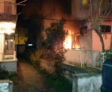 Balıkesir’in Edremit İlçesi Akçay Mahallesinde sabaha karşı bir evin salonunda
