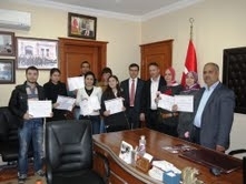 BİLGİSAYAR KURSİYERLERİ BELGELERİNİ ALDI Balıkesir’in Edremit Halk Eğitimi Merkezi Müdürlüğü ile Kadıköy Belediyesi işbirliğinde