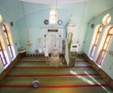 EDREMİT’TE TARİHİ CAMİ İLGİ BEKLİYOR Balıkesir’in Edremit ilçesinde yıllardan bu yana hizmet veren tarihi cami