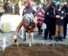 Eşinden şehit polis memuruna son görev İzmir’in Bergama ilçesinde, ’dur’ ihtarına uymayan sürücünün çarpması sonucu şehit