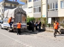 SELZEDELERE ‘KİMSE YOKMU’ YARDIMI Balıkesir’in Edremit ilçesinde yaşanan sel felaketinin ardından, selzedelere bir yardım